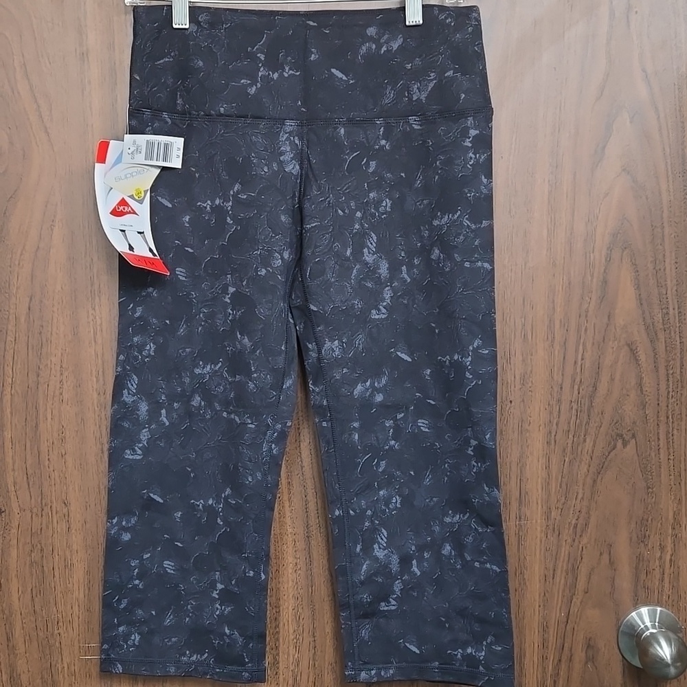 Kirkland Signature Size M Black Grey Capri Yoga Pants